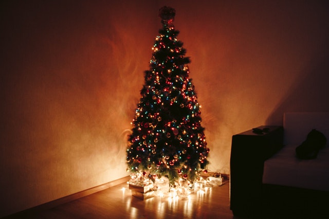 Can Christmas tree lights be left on all night?